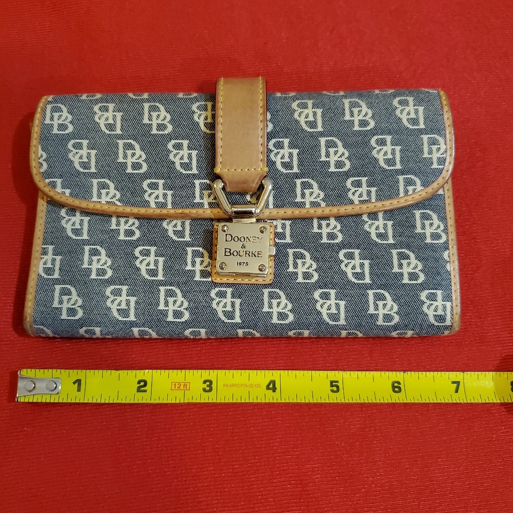 EUC Beautiful Dooney Wallet!!!